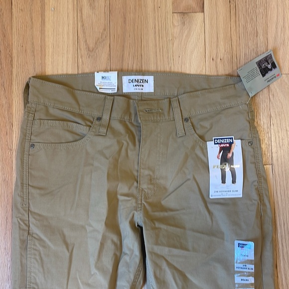 Denizen Levi’s Men's Khaki Chinos brand new with tags
Slim fit
Never worn - Picture 2 of 5